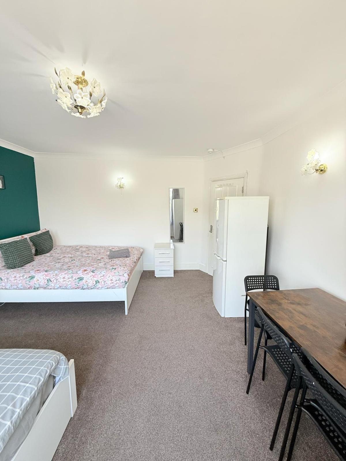 Wembley Rooms Лондон Екстериор снимка